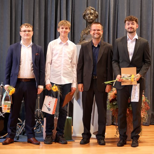 ZUŠKA PŘEDALA VYSVĚDČENÍ ABSOLVENTŮM